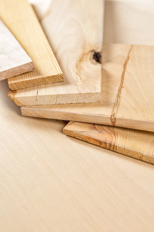 Concepte de tâmplărie. lot de haldă de părți de tipuri de lemn asortate în atelier. Lot de haldă de părți de tipuri de lemn asortate în orientarea imaginii pe verticală a atelierului