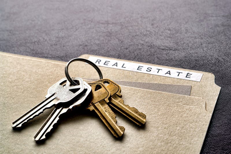 Carpeta de los claves de la casa y de las propiedades inmobiliarias imagen de archivo libre de regalías Carpeta de los claves de la casa y de las propiedades inmobiliarias imagen de archivo libre de regalías