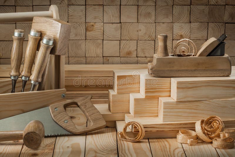 Carpinggereedschappen op houten achtergrond handzaag mallets voor houtbewerking met hout