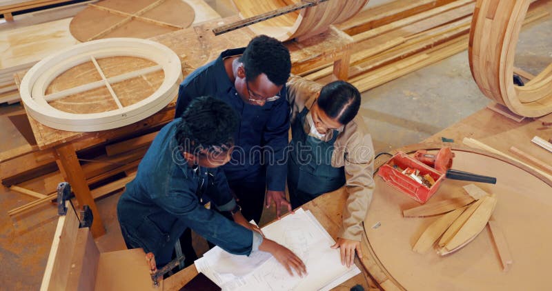 Carpinteiro artístico e equipe para fabricação de oficinas ou design de produtos para madeira. discussão do engenheiro e acima