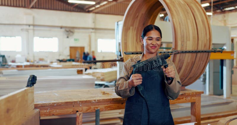 Carpinteiro artístico e ferramenta elétrica com fabricação de oficinas e design de produtos para madeira. armazém de engenheiros e