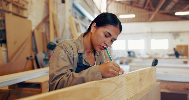 Carpinteiro feminino ou madeira como carpintaria ou fabricação de artesanato. operária