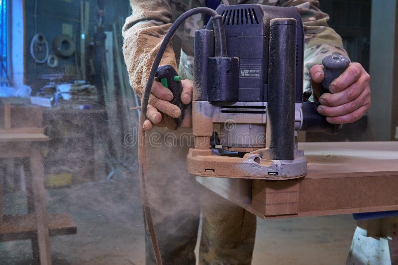 Carpintero Que Trabaja Con La Fresadora De La Mano Manual En El Taller  Proceso De Fabricación De Madera De Los Muebles Foto de archivo - Imagen de  vector, fresado: 138084018