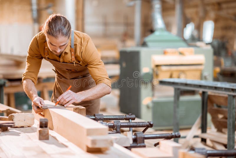 carpintero trabajando la madera en el taller con una fresadora Stock Photo