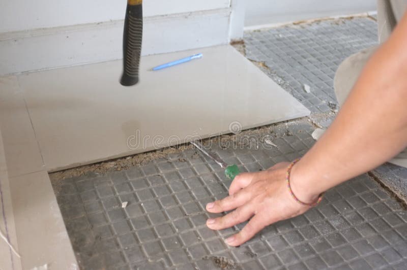 Carreaux de céramique de remplacement faits maison de plancher cassés, et un emplâtre adhésif de tuile le vieux pour cimenter la photographie stock libre de droits Carreaux de céramique de remplacement faits maison de plancher cassés, et un emplâtre adhésif de tuile le vieux pour cimenter la photographie stock libre de droits