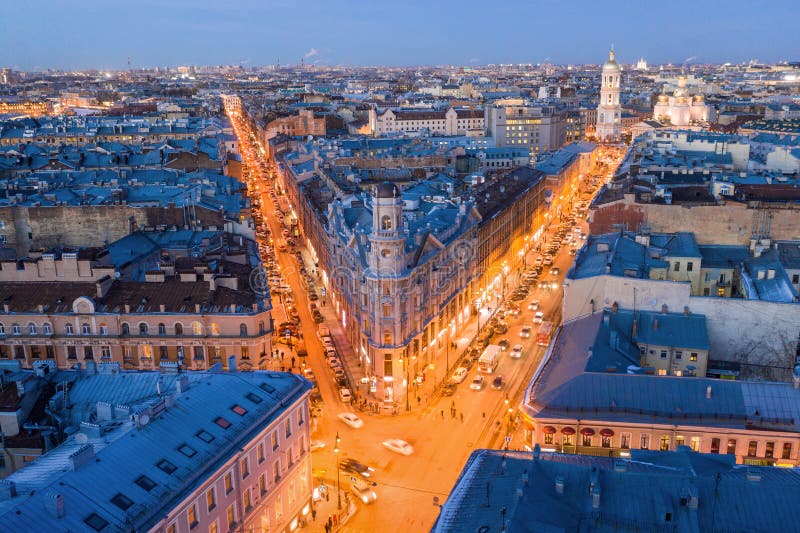 Carrefours cinq coins Un des symboles de la ville, une maison d'appartement avec une tourelle image stock Carrefours cinq coins Un des symboles de la ville, une maison d'appartement avec une tourelle image stock