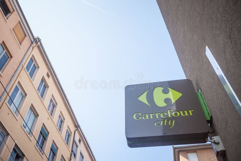 Carrefourstadtlogo vor ihrem lokalen Supermarkt in im Stadtzentrum gelegenem Lyon Es gehört Carrefour-Gruppe, einer der Haupteinz stockfoto Carrefourstadtlogo vor ihrem lokalen Supermarkt in im Stadtzentrum gelegenem Lyon Es gehört Carrefour-Gruppe, einer der Haupteinz stockfoto