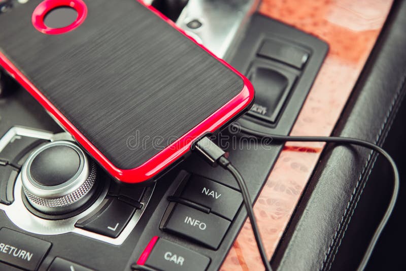 Carregador do carro para o telefone celular Telefone que carrega no carro luxuoso fotos de stock Carregador do carro para o telefone celular Telefone que carrega no carro luxuoso fotos de stock