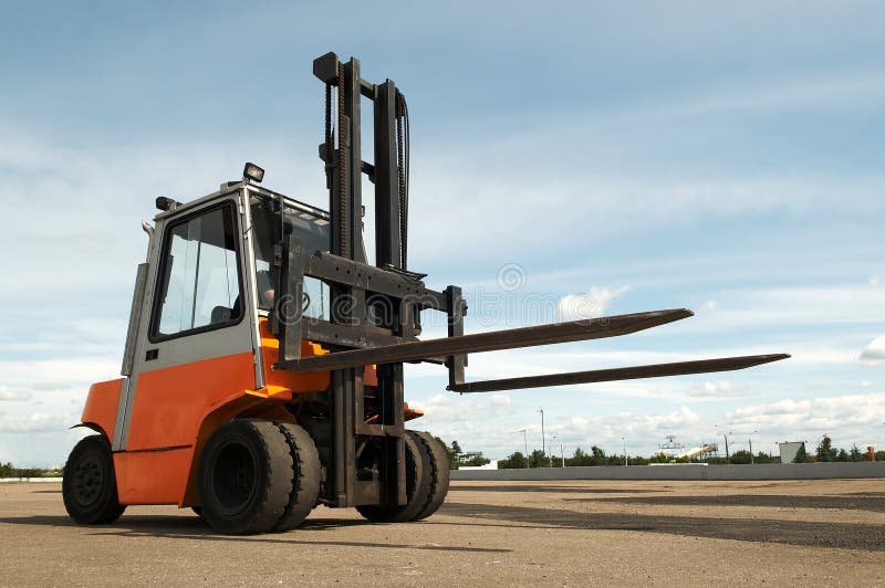Carregador do forklift do armazém ao ar livre imagem de stock royalty free Carregador do forklift do armazém ao ar livre imagem de stock royalty free