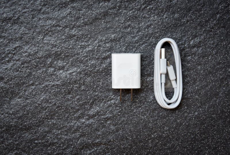 Carregador do poder do adaptador de Smartphone e cabo branco de USB para carregadores do telefone celular fotos de stock Carregador do poder do adaptador de Smartphone e cabo branco de USB para carregadores do telefone celular fotos de stock