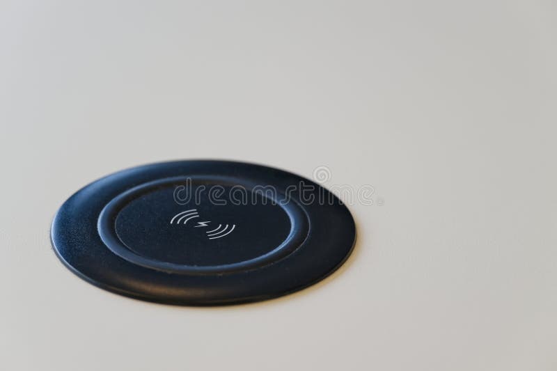 Carregamento sem fio preto na superfície clara imagem de stock