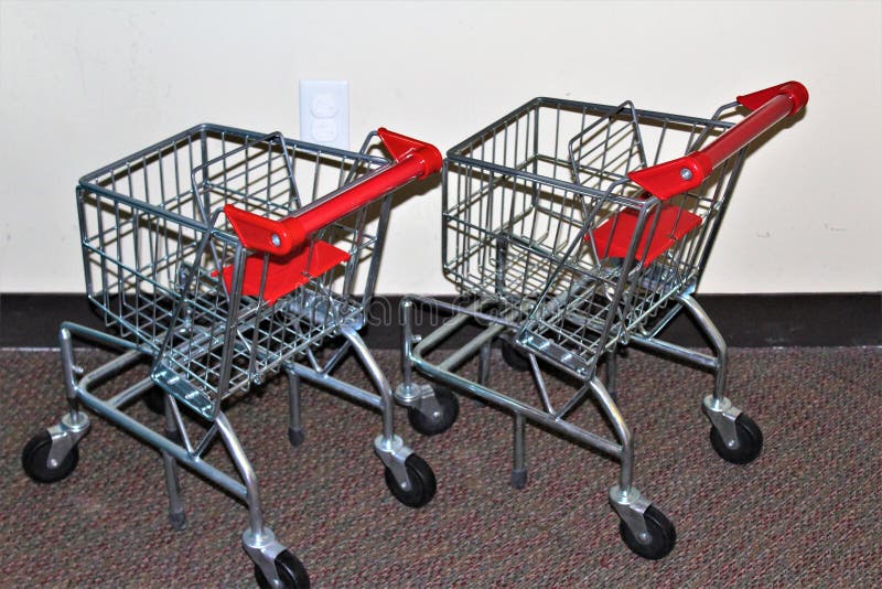Carrelli di acquisto dei bambini e dell'adulto immagine stock Carrelli di acquisto dei bambini e dell'adulto immagine stock