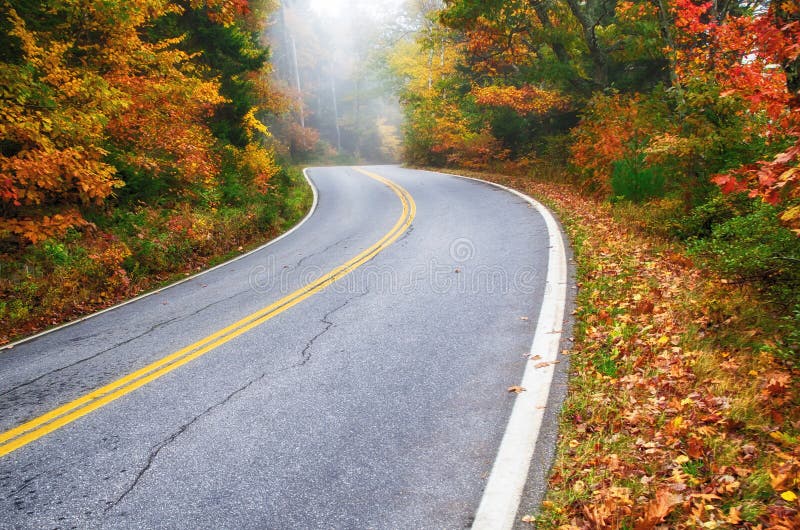 Carretera con curvas en otoño imágenes de archivo libres de regalías Carretera con curvas en otoño imágenes de archivo libres de regalías