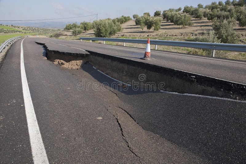 Carretera de asfalto con una grieta causada por derrumbamientos imágenes de archivo libres de regalías Carretera de asfalto con una grieta causada por derrumbamientos imágenes de archivo libres de regalías