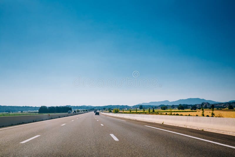 Carretera de asfalto hermosa, autopista sin peaje, autopista, carretera debajo de b soleado imagen de archivo libre de regalías Carretera de asfalto hermosa, autopista sin peaje, autopista, carretera debajo de b soleado imagen de archivo libre de regalías