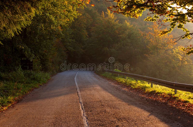 Carretera de asfalto vacía de la montaña Escena hermosa del otoño imagen de archivo Carretera de asfalto vacía de la montaña Escena hermosa del otoño imagen de archivo