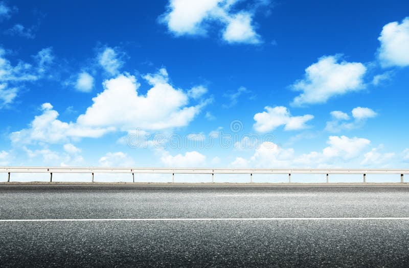 Carretera de asfalto y cielo perfecto