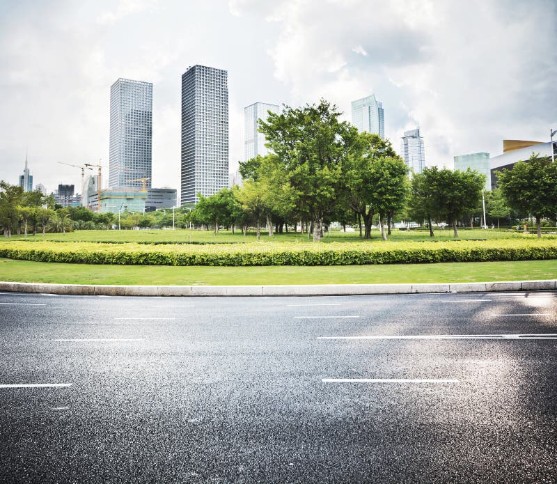 Carretera de asfalto y ciudad moderna fotografía de archivo Carretera de asfalto y ciudad moderna fotografía de archivo