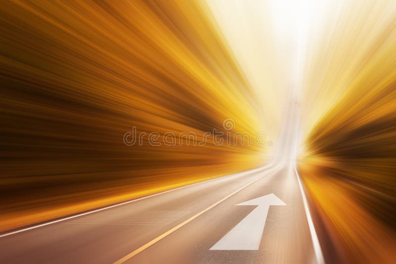 Carretera de asfalto y flecha de la dirección fotos de archivo libres de regalías