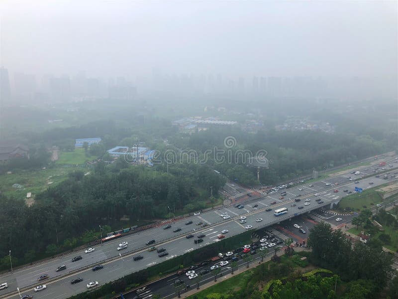 Carretera de la visión superior con la contaminación atmosférica, la niebla y la neblina severa en la ciudad de Pekín, China fotos de archivo libres de regalías Carretera de la visión superior con la contaminación atmosférica, la niebla y la neblina severa en la ciudad de Pekín, China fotos de archivo libres de regalías