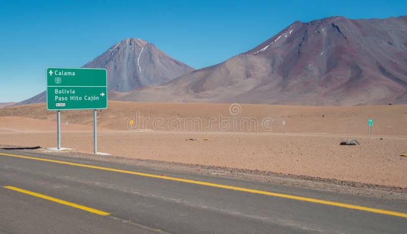 Carretera Del Desierto De Atacama Cerca De La Frontera De Chile Y De  Bolivia Foto de archivo - Imagen de frontera, america: 96693220