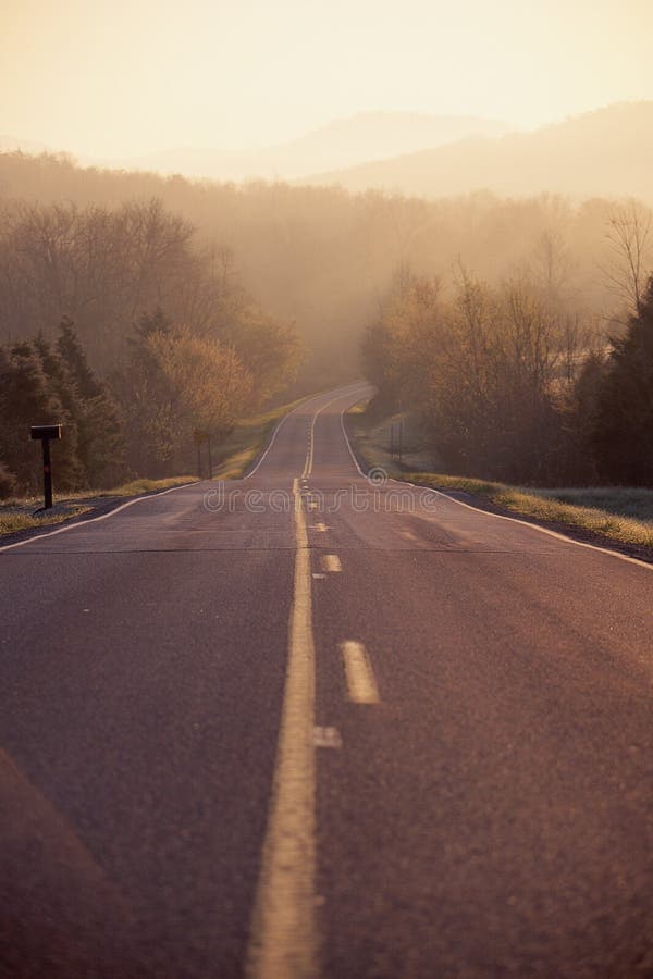 Carretera del país por mañana fotografía de archivo libre de regalías Carretera del país por mañana fotografía de archivo libre de regalías