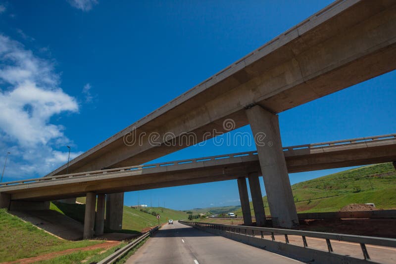 Carreteras de las travesías del puente imagen de archivo libre de regalías Carreteras de las travesías del puente imagen de archivo libre de regalías
