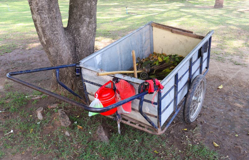 Carretilla De Jardinería Carga De Hojas Secas : Concepto De Limpieza De  Jardines Al Aire Libre Y De Temporada Foto de archivo - Imagen de rueda,  herramienta: 204979504