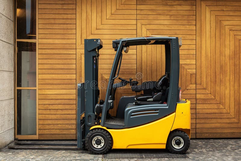 Carretilla elevadora en yarda de la nave de Warehouse de almacenamiento, fábrica del vehículo y la máquina de la distribución par imagen de archivo Carretilla elevadora en yarda de la nave de Warehouse de almacenamiento, fábrica del vehículo y la máquina de la distribución par imagen de archivo