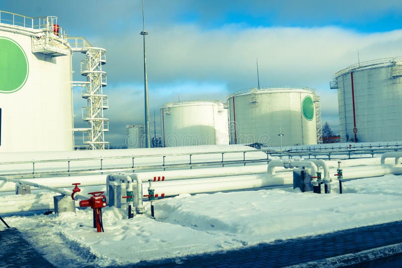 Carri armati industriali del grande metallo bianco del ferro per stoccaggio di combustibile, benzina e diesel e conduttura con le fotografie stock Carri armati industriali del grande metallo bianco del ferro per stoccaggio di combustibile, benzina e diesel e conduttura con le fotografie stock