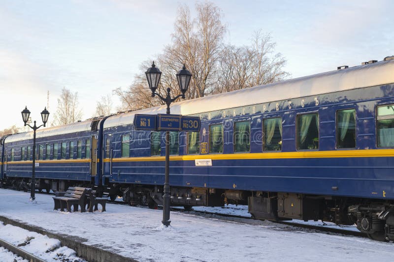 Carri del treno retrorifera Ruskeala Express sulla piattaforma. Stazione di Sortavala fotografia stock