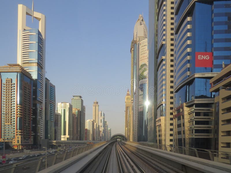 Carriles del metro en Dubai Paisaje urbano fotografía de archivo libre de regalías Carriles del metro en Dubai Paisaje urbano fotografía de archivo libre de regalías