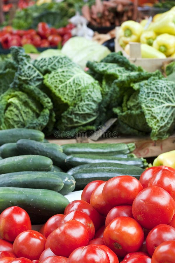 Bancas de fruta com tomates no mercado fotografia de stock royalty free