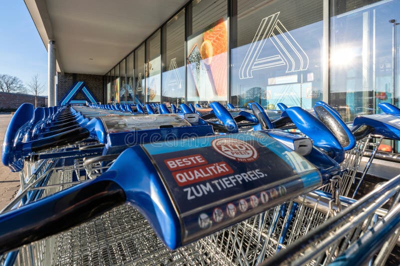 Carrinhos de compras Aldi imagens de stock royalty free