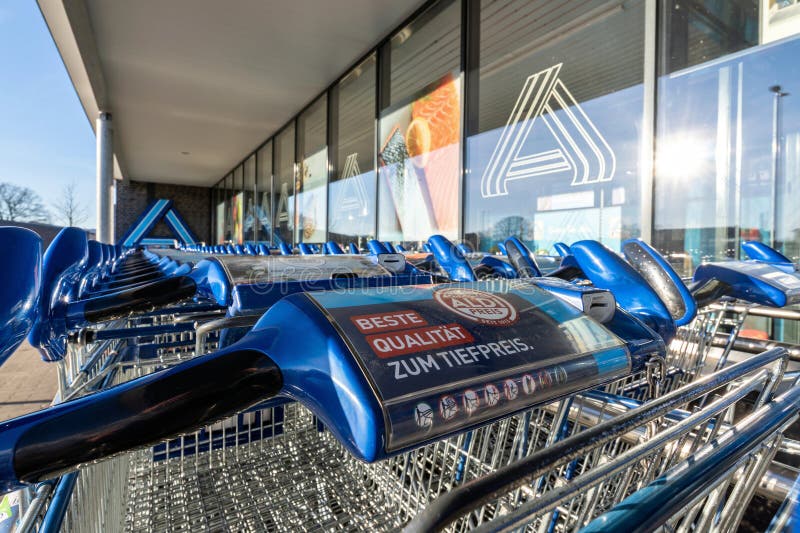 Carrinhos de compras Aldi imagens de stock