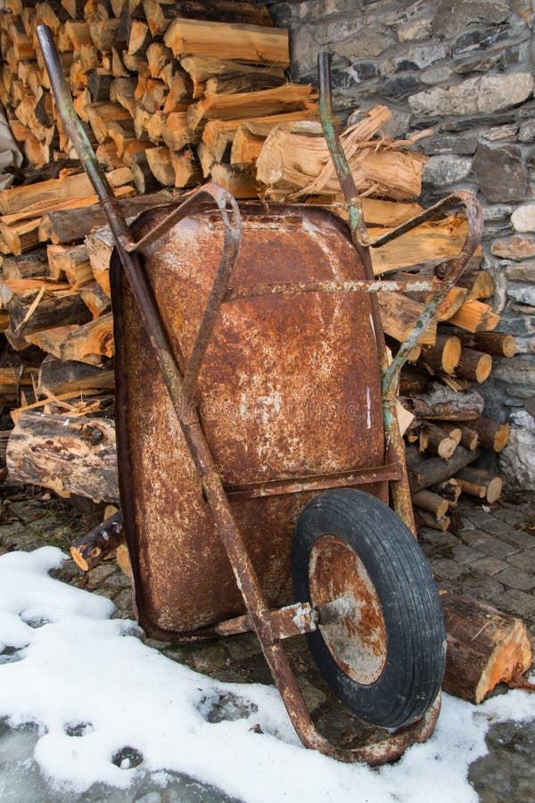 Klocke Statua Da Giardino Arrugginita Su Base Fissa, Resistente Alle