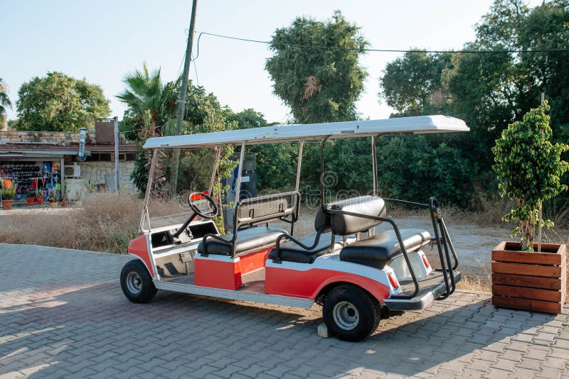 Carrito De Golf Para El Transporte De Turistas En Turquía Concepto De Viaje Y de archivo - Imagen asiento, golf: 224930526