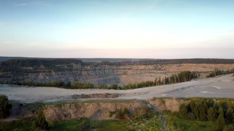 Carrière grise picturale entourée de forêts verdoyantes sans fin banque de vidéos