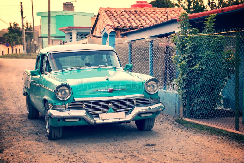 Carro americano clássico velho em uma rua de Vinales Cuba imagens de stock Carro americano clássico velho em uma rua de Vinales Cuba imagens de stock
