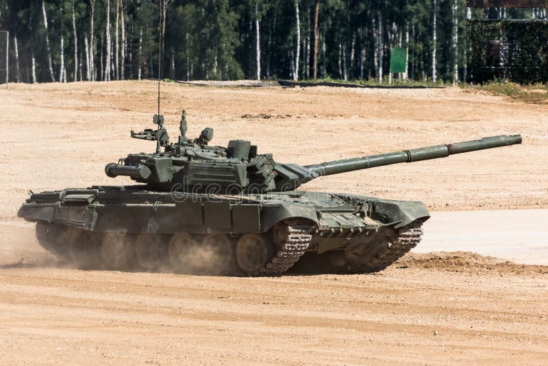 Carro armato di esercito o dei militari pronto ad attaccare e spostandosi per un terreno abbandonato del campo di battaglia immagini stock libere da diritti Carro armato di esercito o dei militari pronto ad attaccare e spostandosi per un terreno abbandonato del campo di battaglia immagini stock libere da diritti