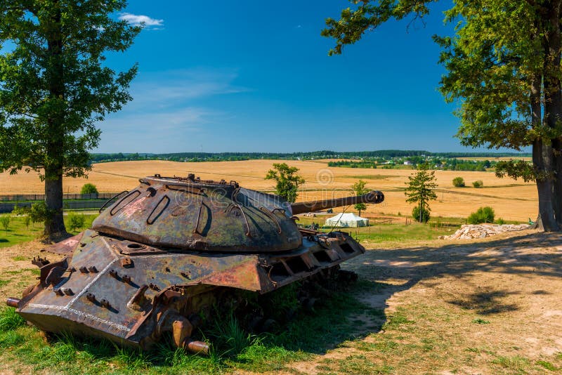 Carro armato militare pesante IS-3 arrugginito fotografie stock libere da diritti Carro armato militare pesante IS-3 arrugginito fotografie stock libere da diritti