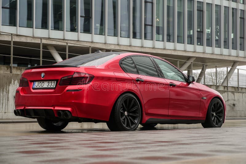 Carro Da Série Bmw 5 Cinza E Vermelho Movendo-se Na Rua Com Fundo  Desfocado. Editorial Bmw 5 Fotos De Ações Gratuitas Imagem de Stock  Editorial - Imagem de borrado, automotriz: 233875334