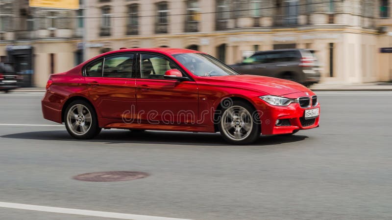 Carro Da Série Bmw 5 Cinza E Vermelho Movendo-se Na Rua Com Fundo  Desfocado. Editorial Bmw 5 Fotos De Ações Gratuitas Imagem de Stock  Editorial - Imagem de borrado, automotriz: 233875334