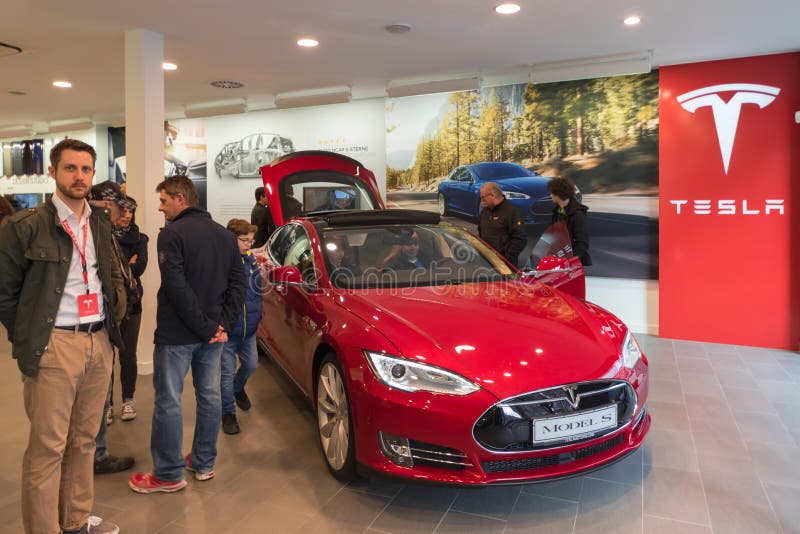 Carro bonde vermelho de Tesla na sala de exposições da promoção Nuremberg, Alemanha - 26 de março de 2016 imagens de stock royalty free Carro bonde vermelho de Tesla na sala de exposições da promoção Nuremberg, Alemanha - 26 de março de 2016 imagens de stock royalty free