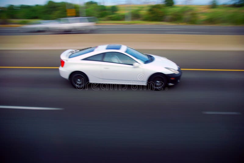 Carro branco na autoestrada foto de stock royalty free Carro branco na autoestrada foto de stock royalty free