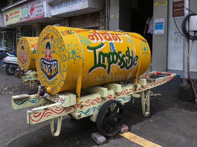 Carro brillantemente pintado de la mano del agua entregar el agua al fuerte Bombay de los hogares y de las oficinas fotos de archivo Carro brillantemente pintado de la mano del agua entregar el agua al fuerte Bombay de los hogares y de las oficinas fotos de archivo