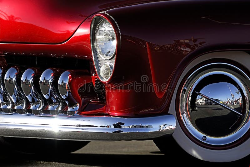 Carro clássico: Vermelho &amp; tiro do pára-choque do cromo