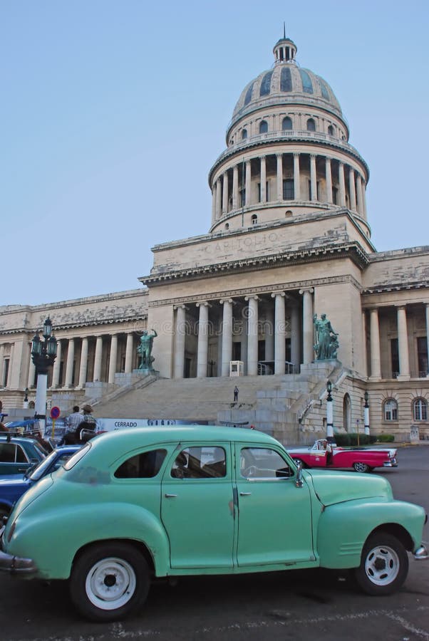 Carro cubano verde velho na frente da construção do Capitólio nacional imagem de stock royalty free Carro cubano verde velho na frente da construção do Capitólio nacional imagem de stock royalty free