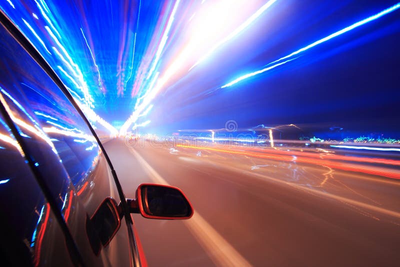 Carro em alta velocidade, desfoque de movimento na rua foto de stock