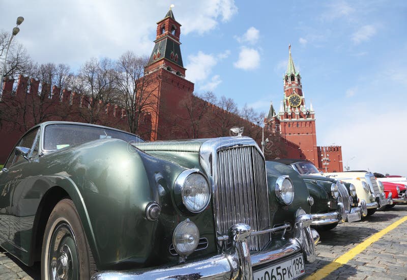 Carro de Bentley do vintage no fundo de Kremlin fotografia de stock Carro de Bentley do vintage no fundo de Kremlin fotografia de stock